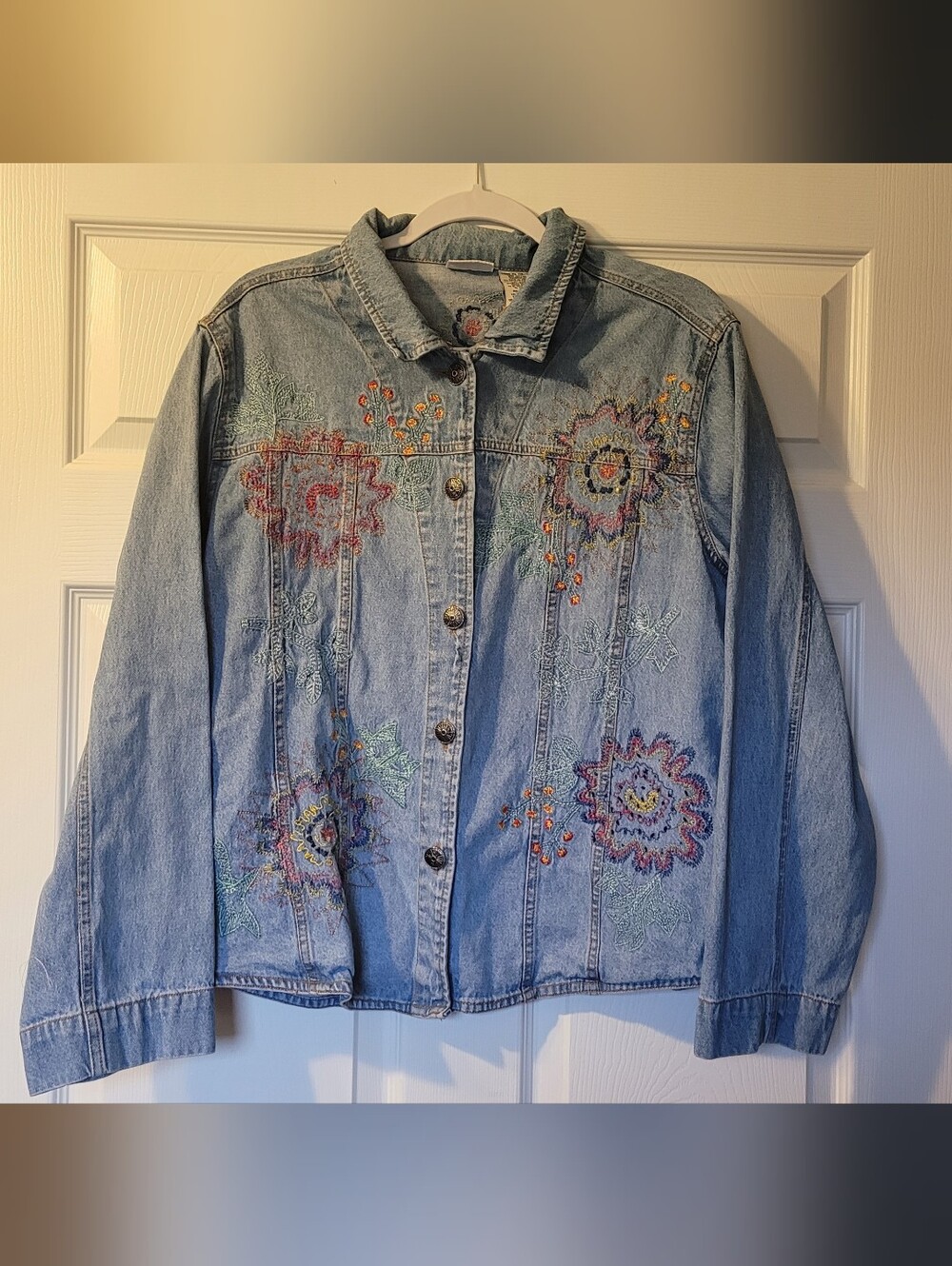 Vintage Embroidered Light Blue Denim Jacket - Women's. XL. 100 % Cotton